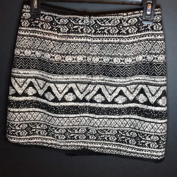 Black/white pattern skirt with cross hem front - Picture 2 of 2